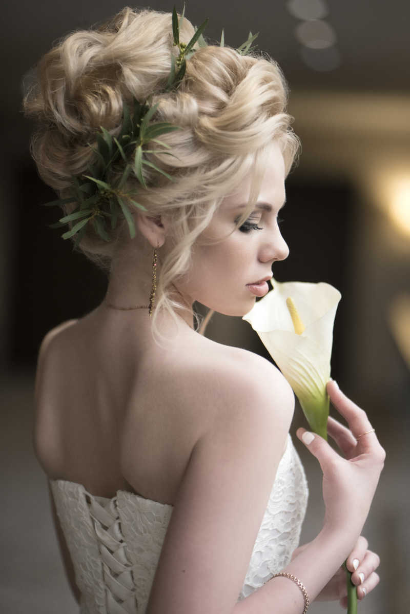 一个美丽的新娘拿着一朵花