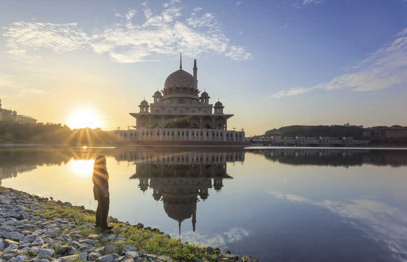 日落湖边的清真寺