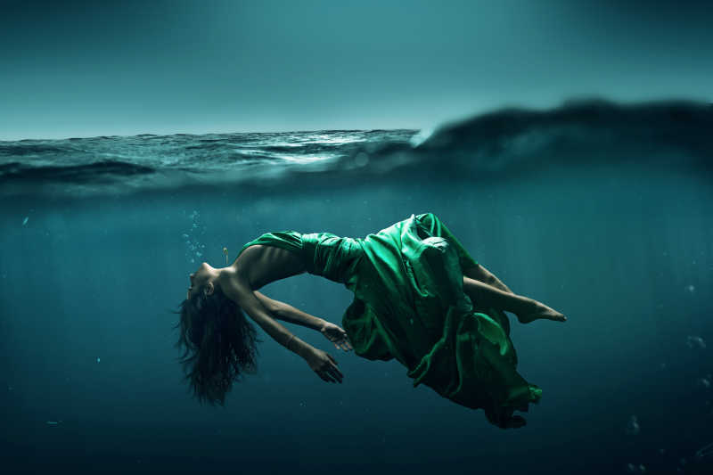 女人漂浮在水