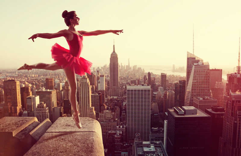 纽约天际线前的芭蕾舞演员