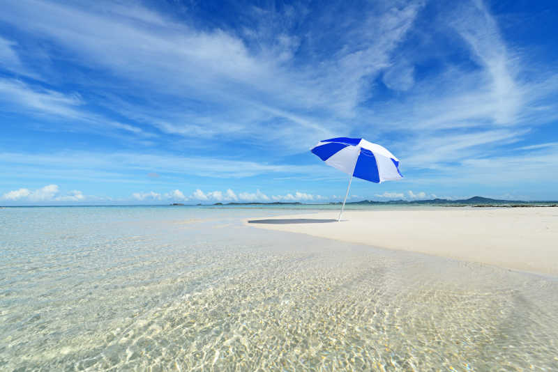 沙滩上的遮阳伞