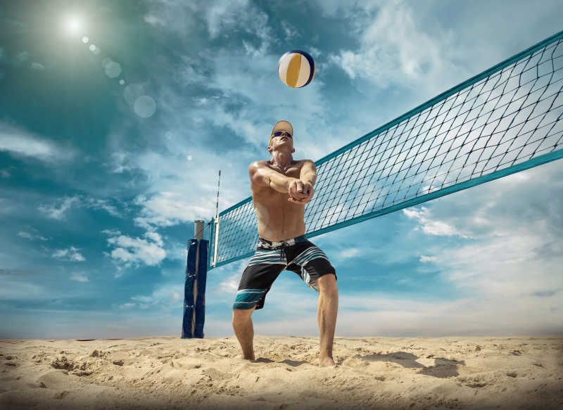 户外沙滩上一个男人正在打排球