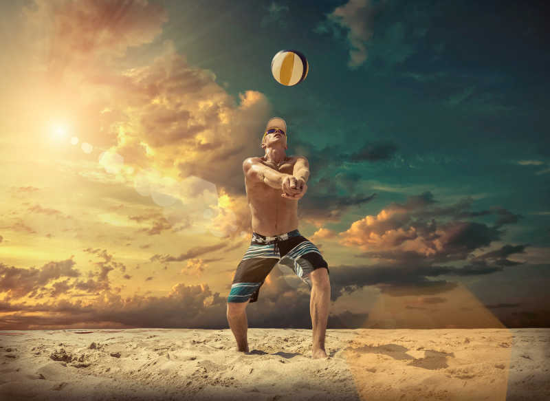 在沙滩上一个男人在打排球