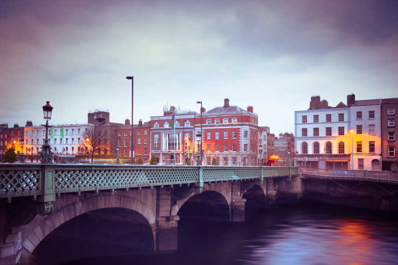 爱尔兰都柏林利菲河上的桥