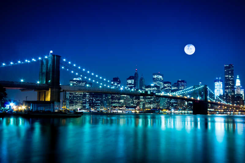 夜景下的纽约布鲁克林大桥