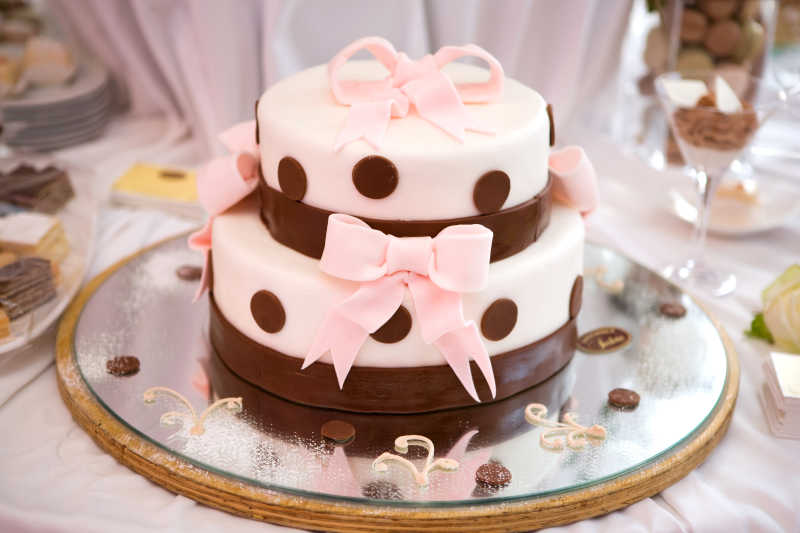 粉色蝴蝶结生日蛋糕