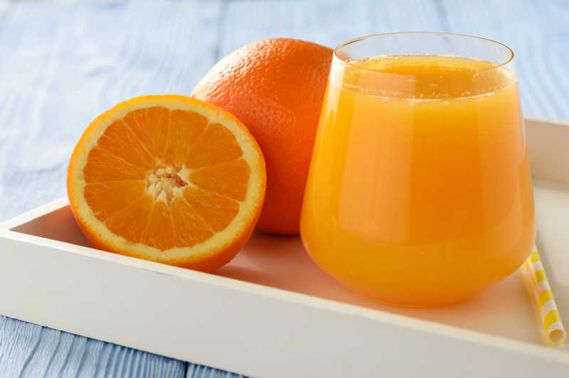 盘子里的新鲜橙汁