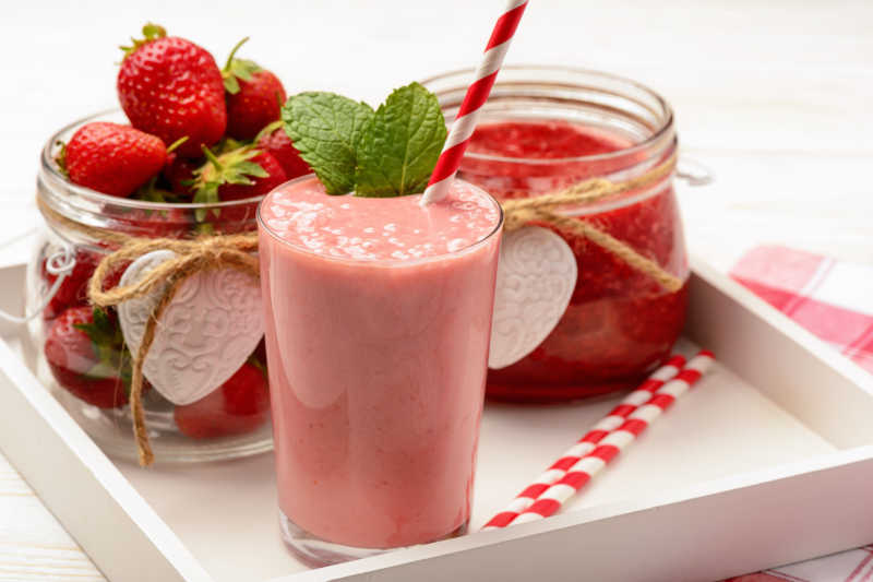 健康美味的牛奶鸡尾酒配草莓