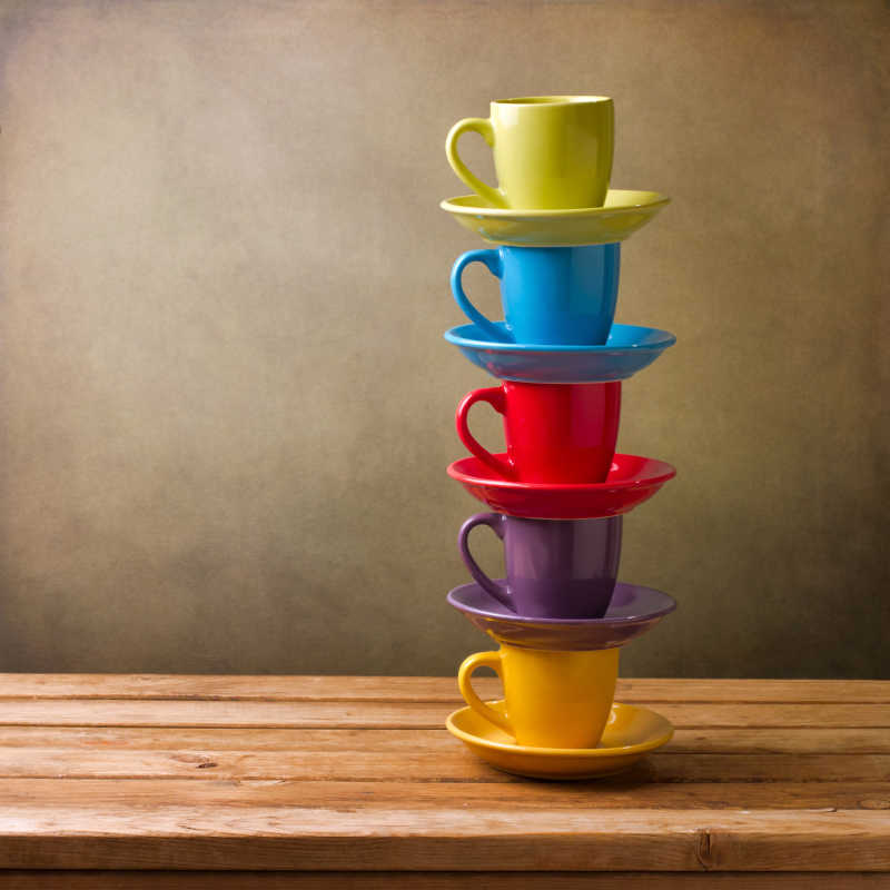 丰富多彩的咖啡杯在桌子