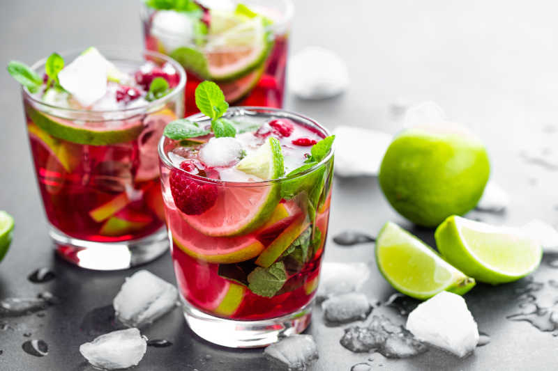 树莓mojito鸡尾酒与石灰薄荷冰镇清凉饮料或饮料