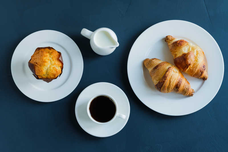 传统的面包松饼咖啡和牛奶早餐