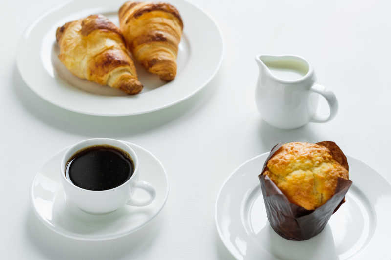 丰盛的早餐有牛奶咖啡和面包