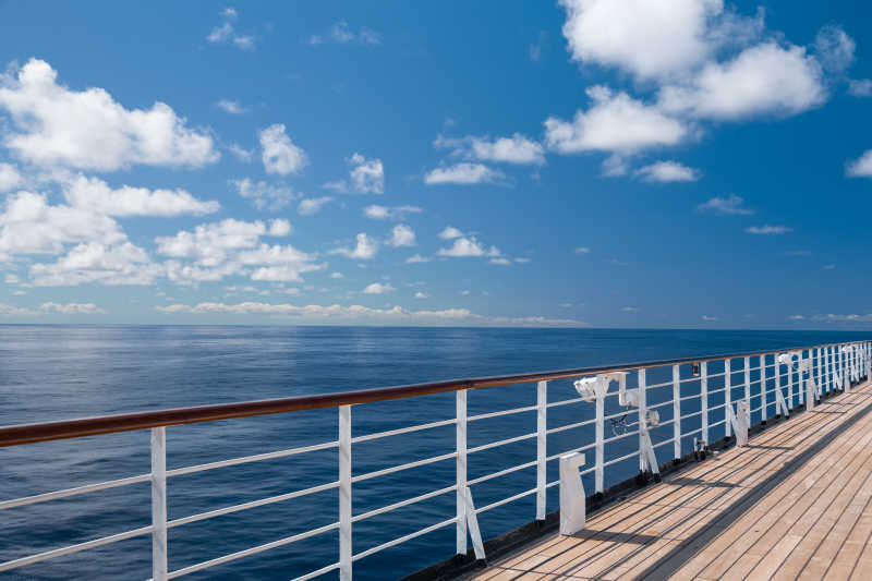 在游轮上看到的海洋蓝天白云景观