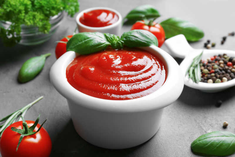 有机蔬菜番茄和番茄酱搭配罗勒的特写