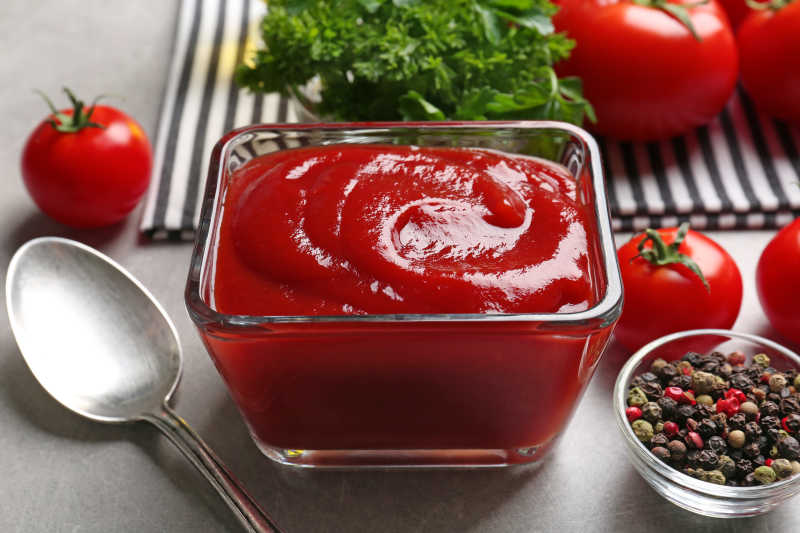 玻璃碗中美味的番茄酱特写