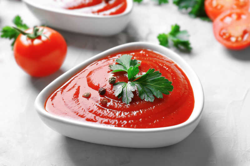 盘子里的番茄酱特写