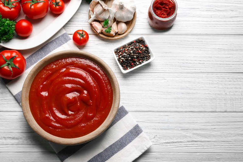 美味的番茄酱在木制桌子上