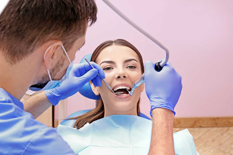 牙医检查美女牙齿