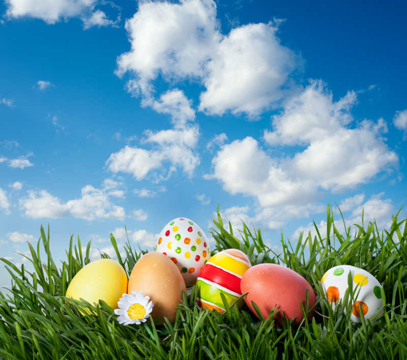 绘好图的复活节彩蛋放在草地上