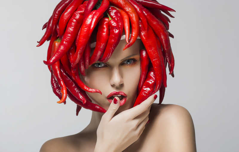 红辣椒作为头饰时尚新潮的女人