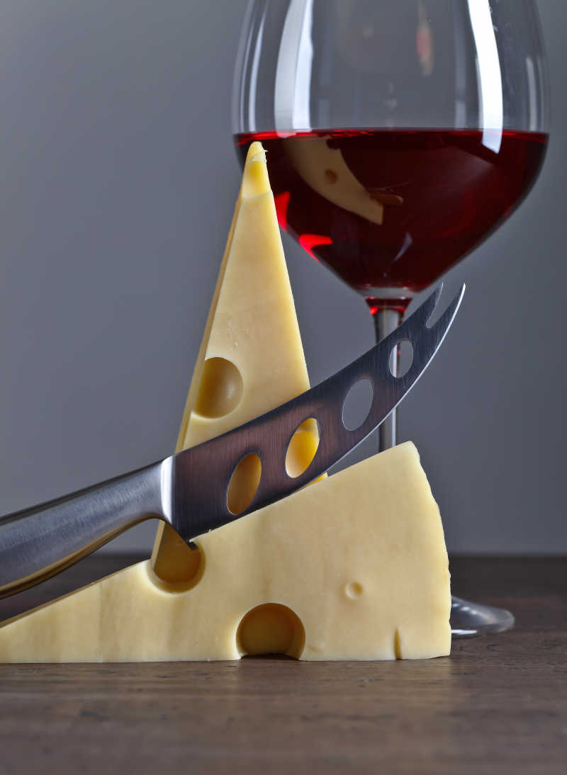 桌子上的奶酪和红酒
