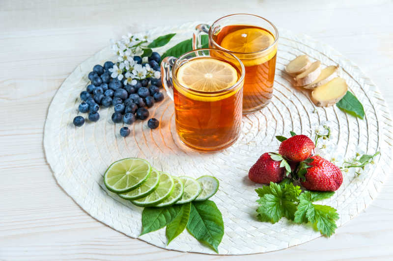 透明杯茶与水果食物