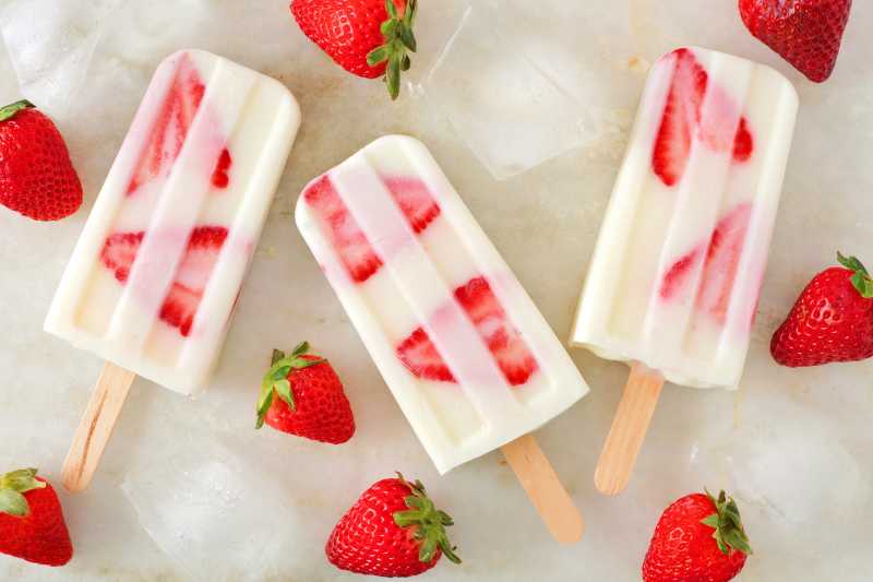 健康的草莓酸奶冰棍