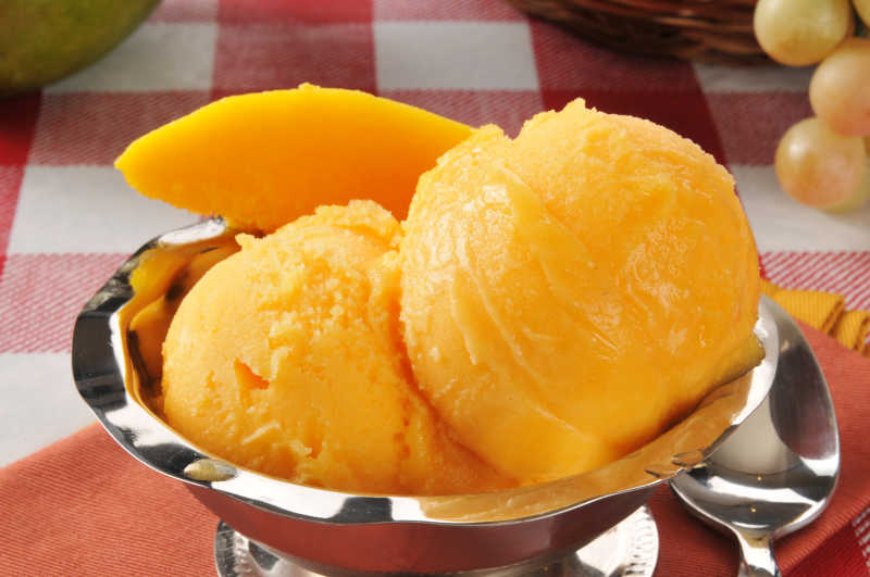 碗里的芒果和冰淇淋