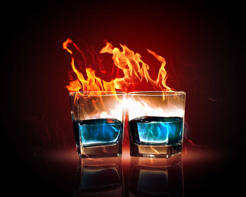 燃烧着火焰的两杯酒