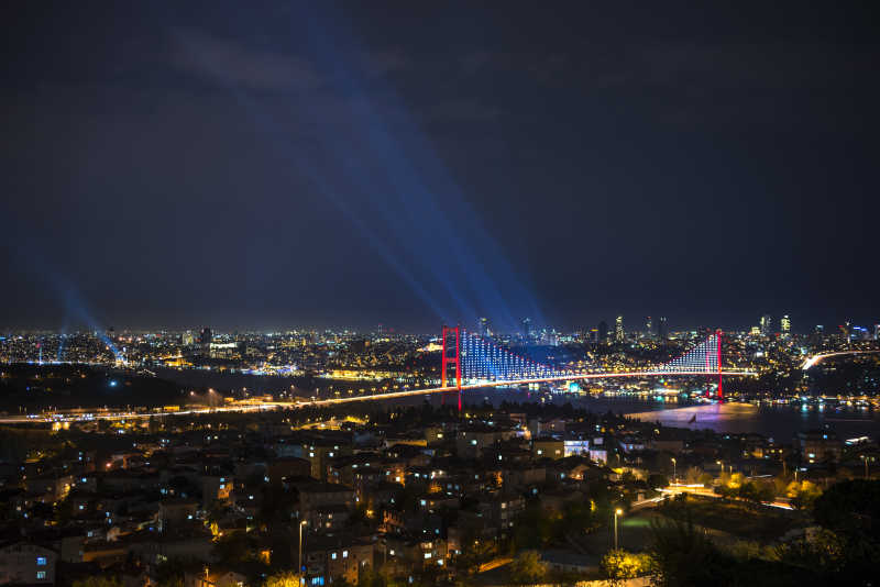 伊布尔博斯普鲁斯大桥美丽的夜景