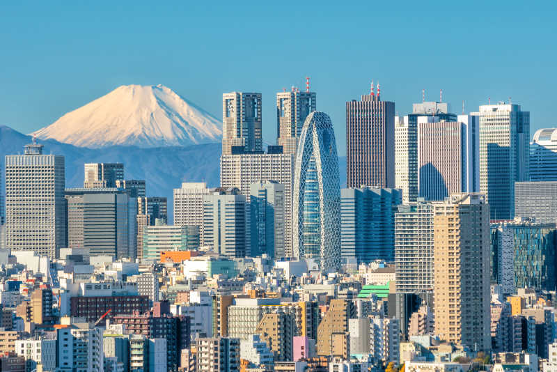 日本富士山前的现代建筑