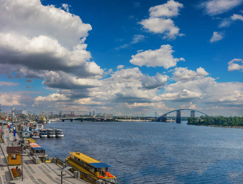 蓝天白云下的基辅河港口