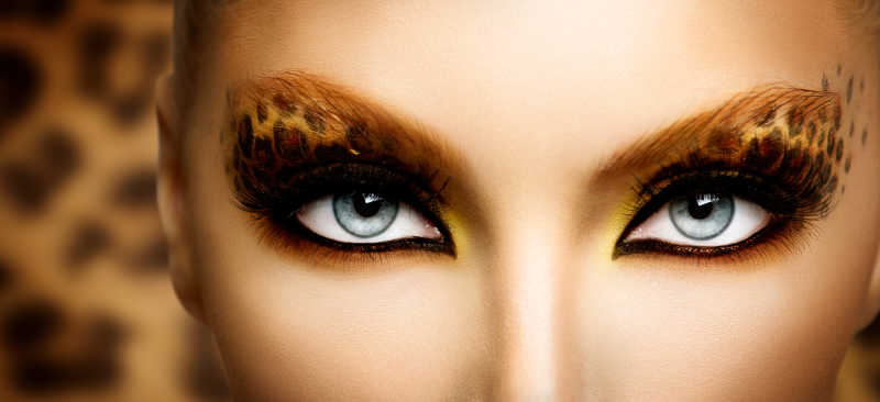 女人的眼睛上画着金色豹纹眼影