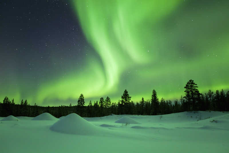 芬兰拉普兰上白雪皑皑的冬季景观