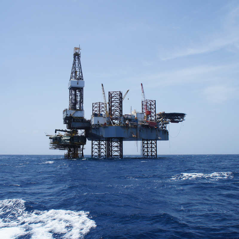 海洋石油开发项目海上自升式钻井平台与海洋采油平台