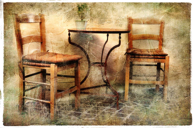 两张旧椅子和桌子——复古风格的艺术品