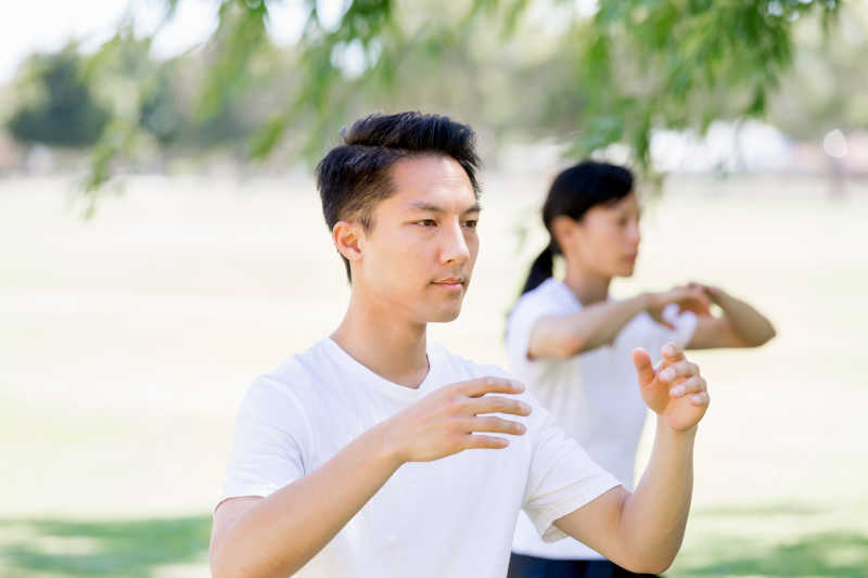 在公园练太极拳的人