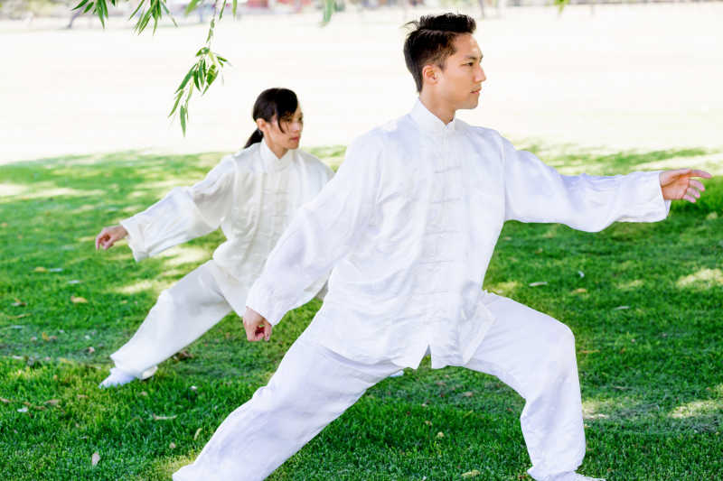 在公园练习太极拳的中国人