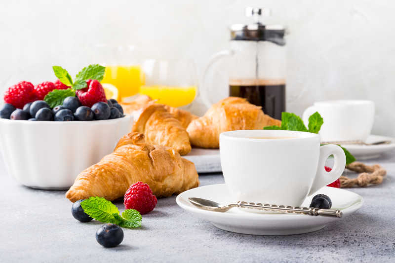 羊角包咖啡水果早餐