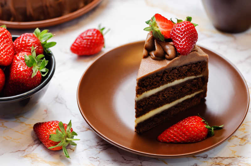 一块草莓巧克力蛋糕