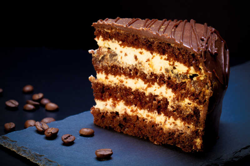 黑色背景石板上的巧克力蛋糕
