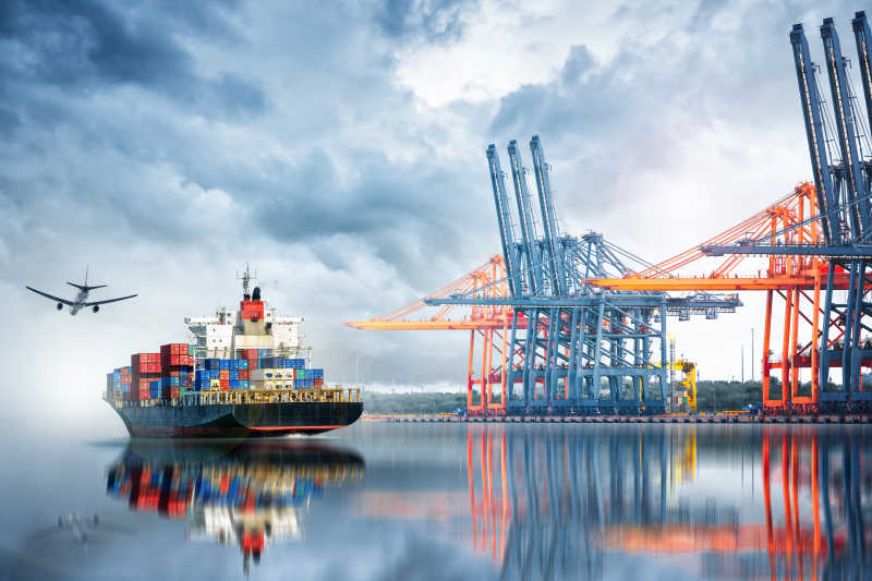 港口集装箱装卸船和港口装卸桥物流进出口和运输业