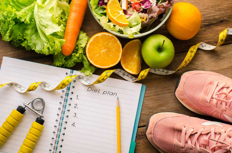 木板上的健康食品与饮食减肥计划
