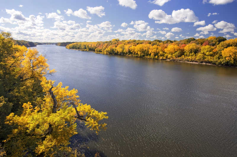 明尼苏达密西西比河沿岸的秋色