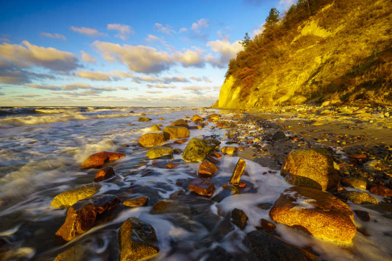 海滨岩石阳光下的自然海边