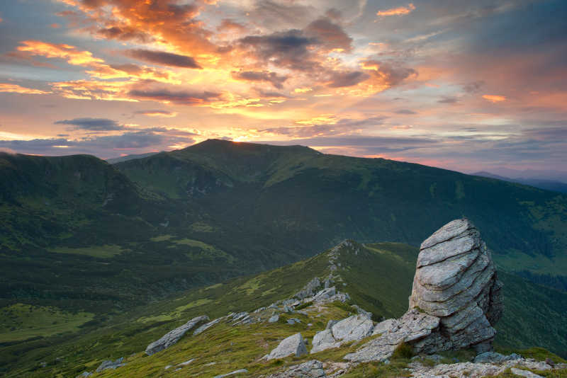 喀尔巴阡山脉上岩石的落日的阳光