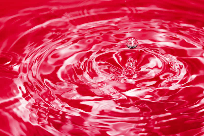 红色水滴落下形成红圈水滴