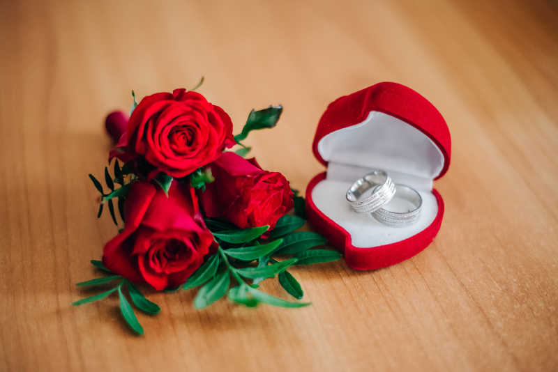 玫瑰胸花和结婚对戒