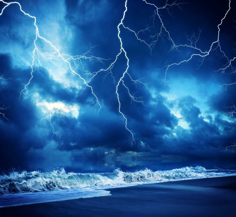闪电从强大的风暴中闪过海滩