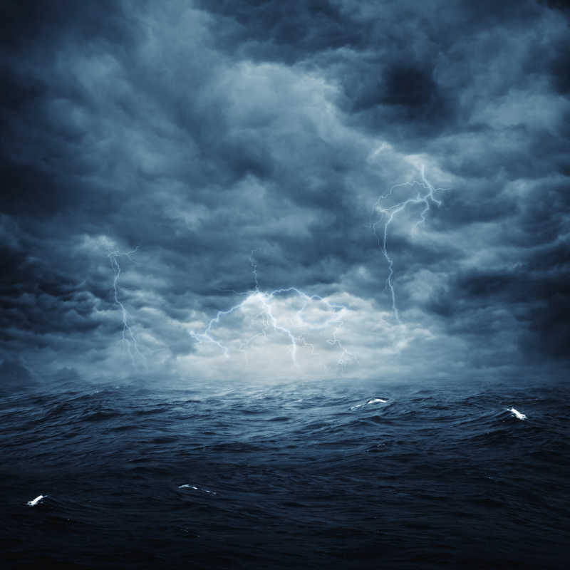 风雨如磐加闪电的海洋
